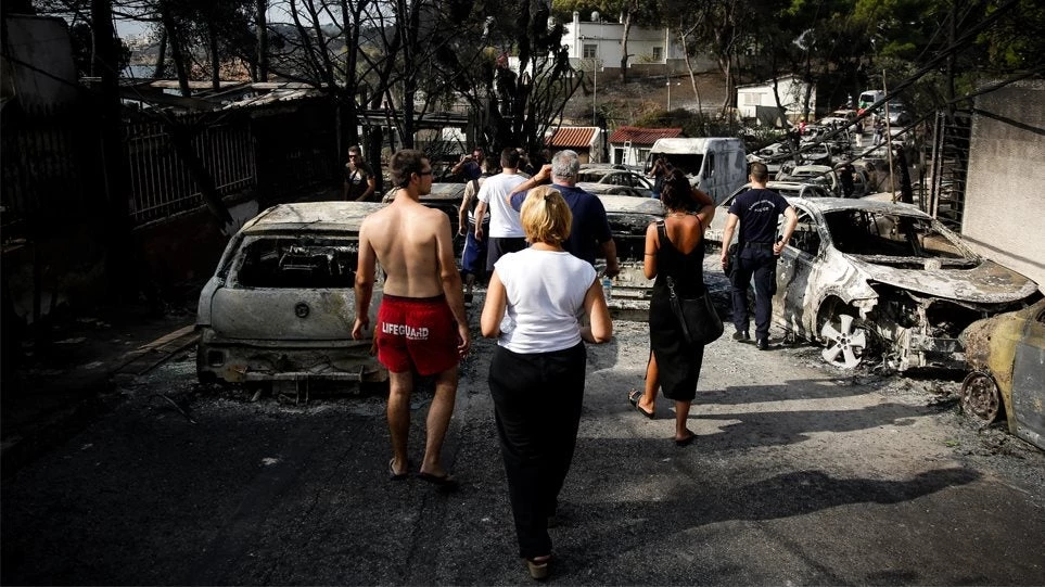 «Θα μας δώσουν μια χούφτα στάχτη… Θα’ πρεπε να έχουν φύγει»: Ο αδελφός μου το Σάββατο πάντρεψε το παιδί του και τη Δευτέρα κάηκε… – Στους 88 οι νεκροί